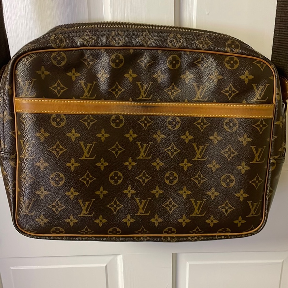 LV Monogram Reporter